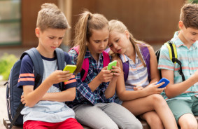 California restricts smartphone use in schools: new law to improve student mental health