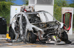 Tesla car burned to the ground at a gas station in the US - why such fires are hard to put out