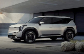 The 2025 Kia EV9 electric SUV gets new options in the base at the same price