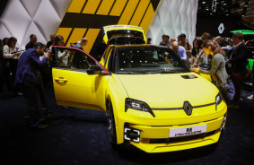 The R5 E-Tech is Renault's new €25,000 electric car with a wicker baguette basket. It's a remake of the classic model