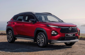 Toyota Starlet Cross - urban crossover, half the price of RAV4