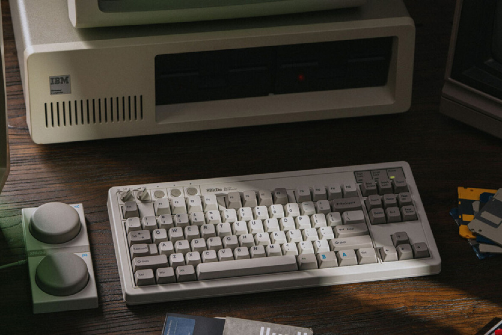 8BitDo has released the M Edition mechanical keyboard - in the style of the classic 1985 IBM Model M