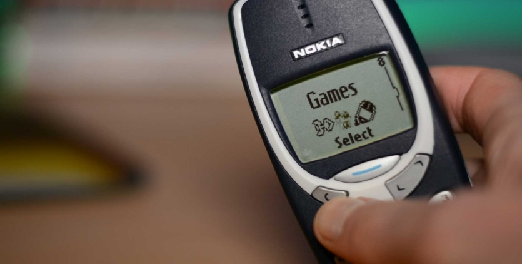 British college banned smartphones from students and handed out Nokia button phones