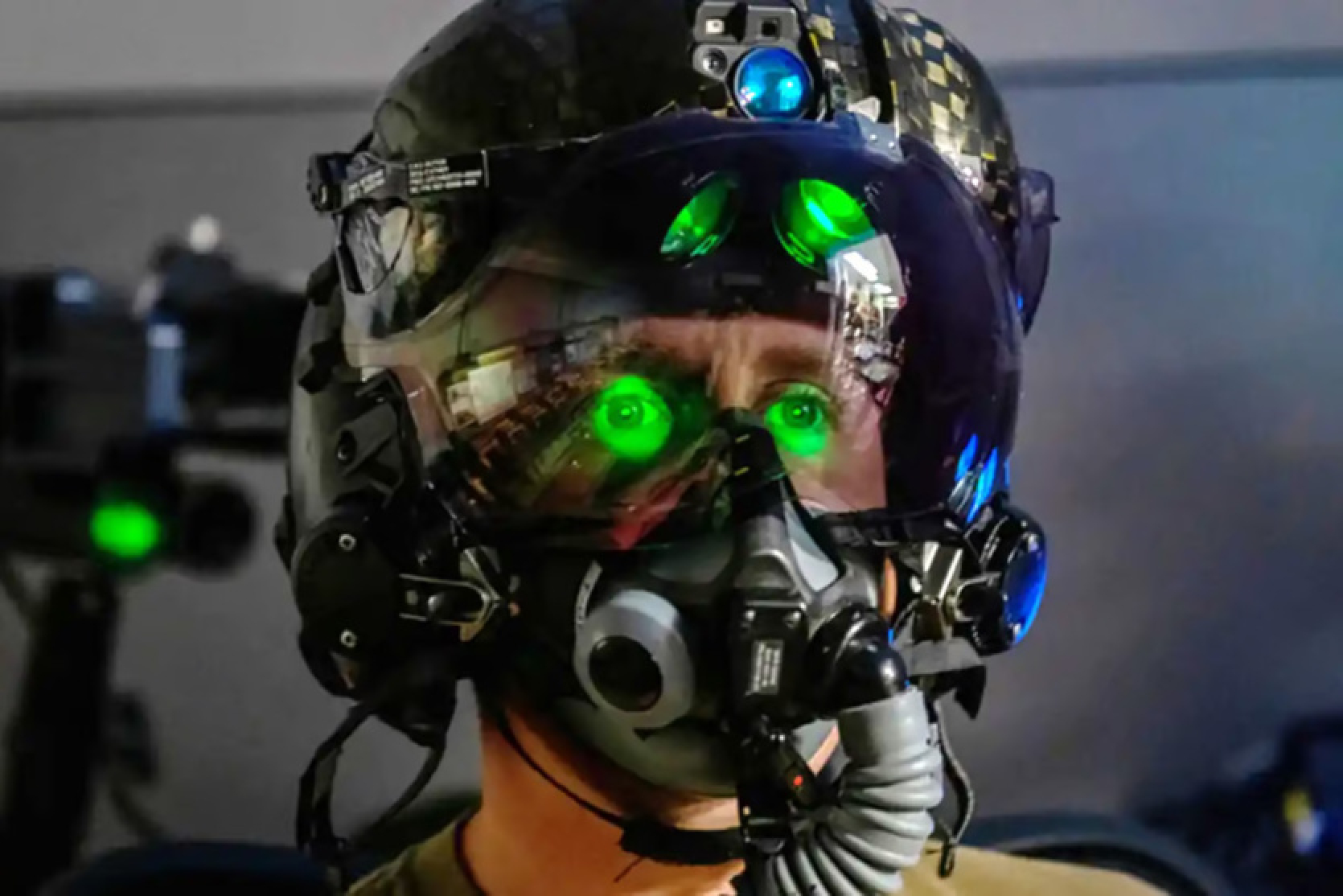 Collins Aerospace's $400,000 HMDS Gen 3 helmet makes the F-35 fighter jet "transparent" to the pilot