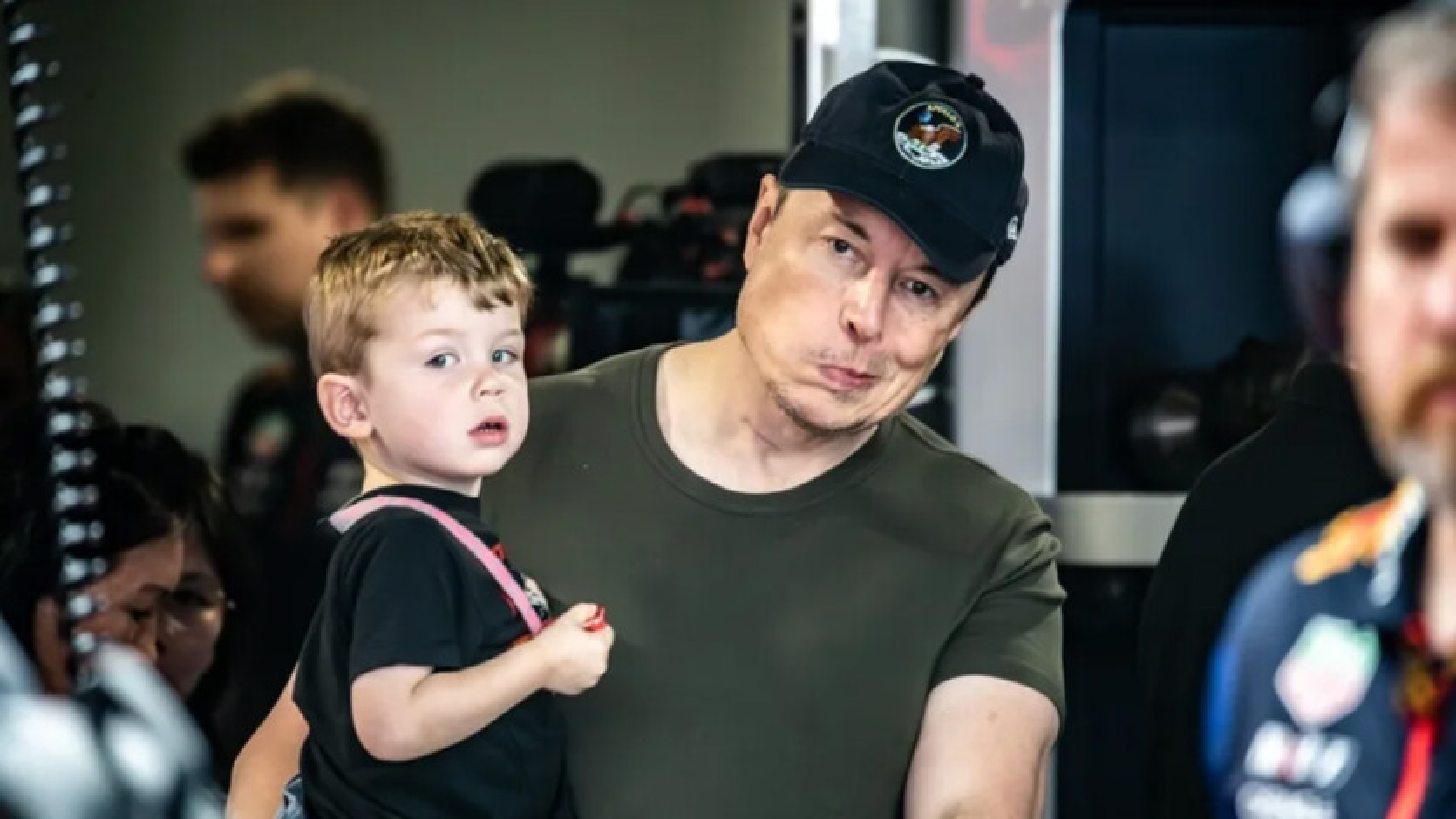 Ilon Musk wants to move his children and their mothers into a strange complex