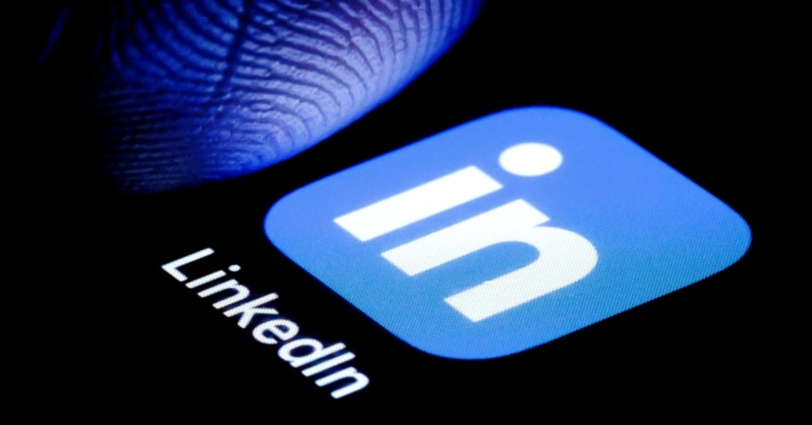 LinkedIn is testing content creation and follower recruitment with AI