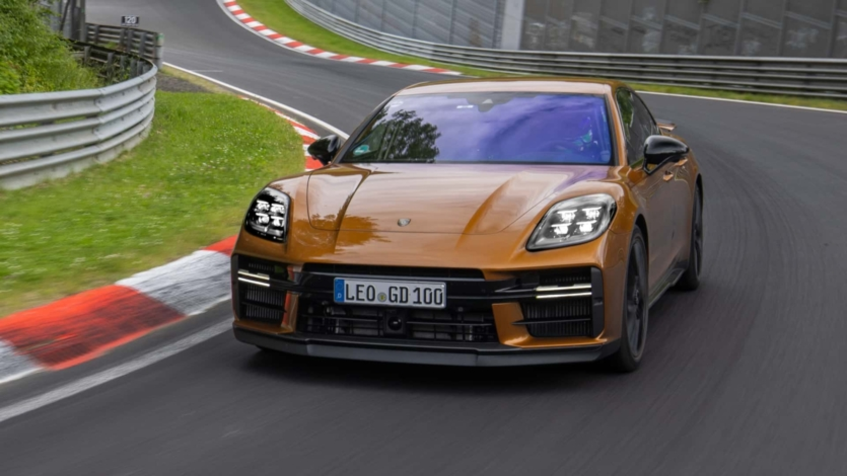 Porsche Panamera Hybrid sets new record at the Nürburgring circuit