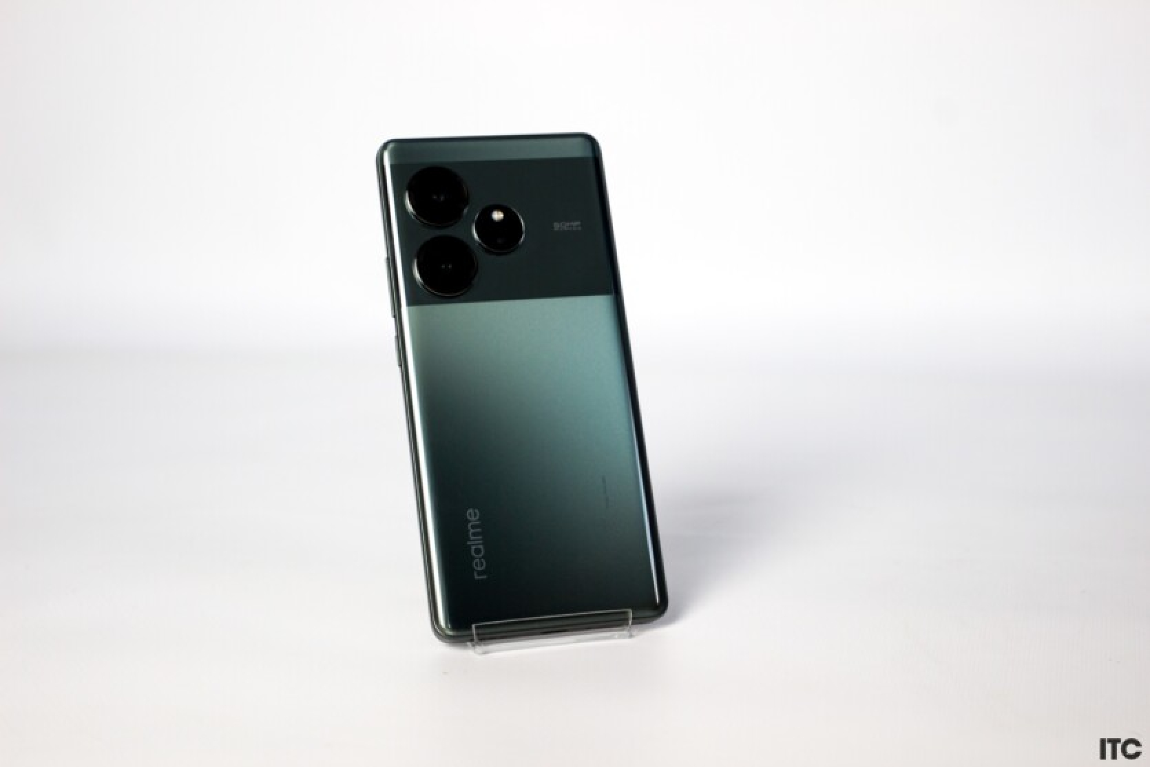 Realme GT 7 Pro is credited with a Snapdragon 8 Gen 4 SoC, 6000 mAh battery and a periscopic camera