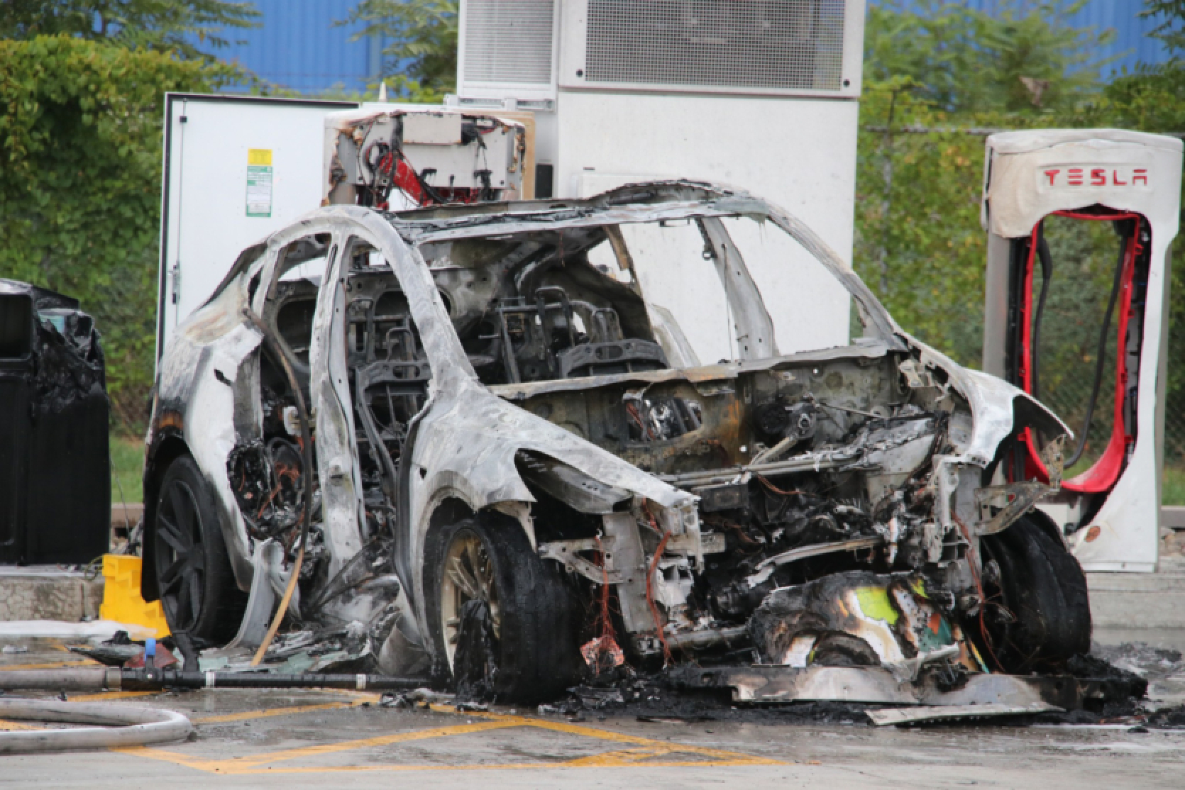 Tesla car burned to the ground at a gas station in the US - why such fires are hard to put out