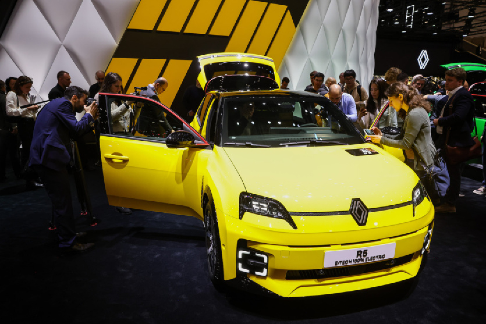 The R5 E-Tech is Renault's new €25,000 electric car with a wicker baguette basket. It's a remake of the classic model