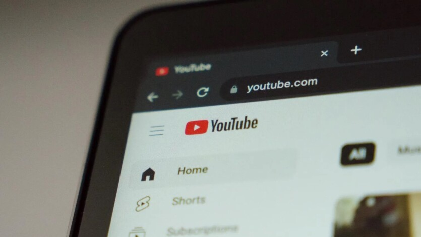 YouTube users complain that the "skip ads" button has disappeared on mobile devices