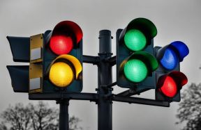 For autopilot and humans: scientists propose a fourth traffic light signal